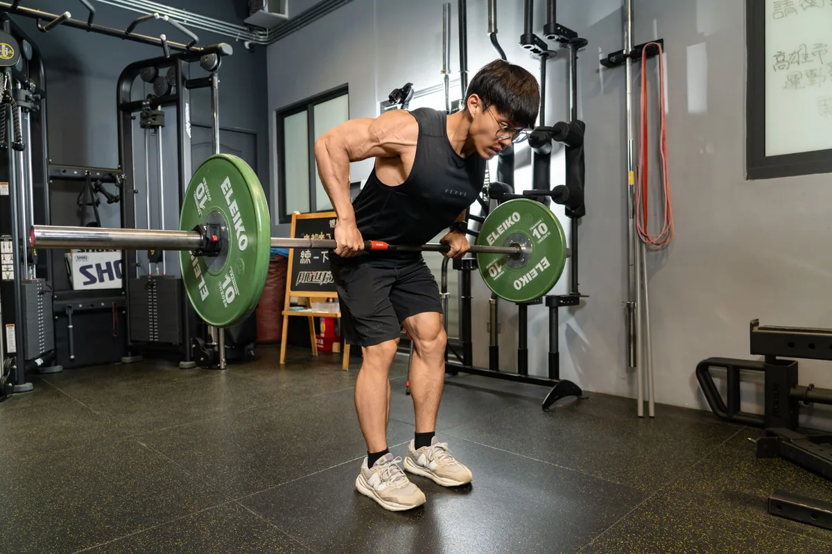 肌進份子教練使用 Eleiko 槓鈴進行划船訓練