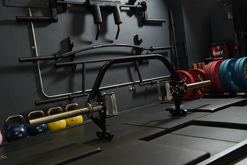 肌進份子教練一對一指導學員進行重量訓練