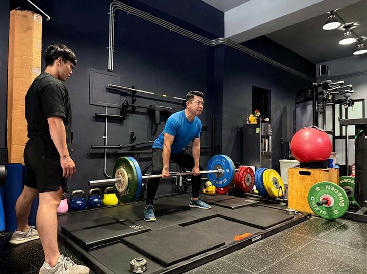 肌進分子-健身環境-健身器具-健肌進分子-健身案例-廖景彥-健身教練-私人教練-上班族變胖-代謝變慢-私人健身房-健身房身教練-私人健身房-不綁約健身房-體態雕塑-增肌減脂-瘦啤酒肚-舉重