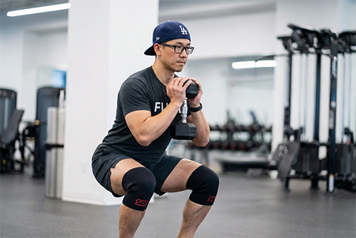 肌進份子-啞鈴高腳杯深蹲示範-高雄一對一健身-健身教練-體態雕塑-減脂-新興區健身教練-私人健身房