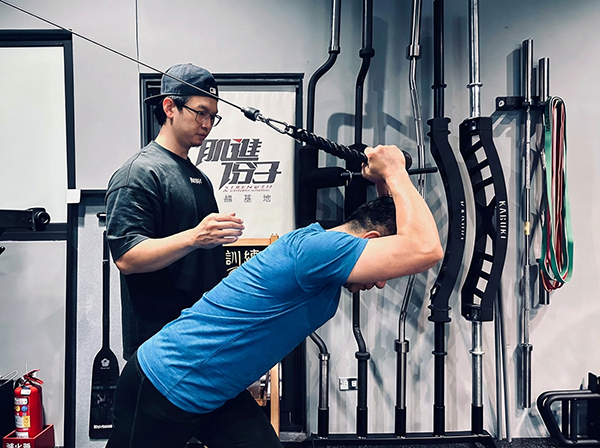 肌進分子-健身環境-健身器具-健肌進分子-健身案例-廖景彥-健身教練-私人教練-上班族變胖-代謝變慢-私人健身房-健身房身教練-私人健身房-不綁約健身房-體態雕塑-增肌減脂-瘦啤酒肚